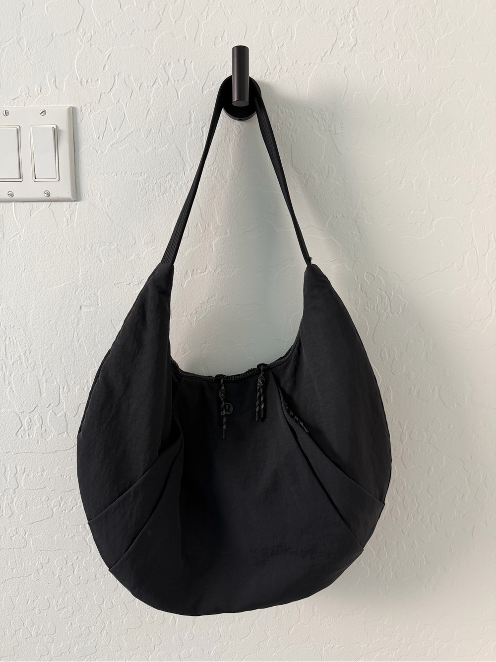 Lululemon Pleated Shoulder Bag 10L Black Nylon Hobo EUC